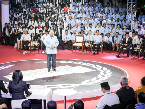 VIDEO: Momen Prabowo Sampai Lap Keringat saat Ganjar Cecar Kasus HAM Berat di Debat Capres