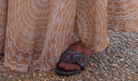 Potret Kartika Putri mengenakan sandal jepit langsung mencuri perhatian netizen. Mereka menuliskan berbagai komentar.<br>