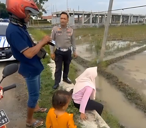 Request for Newly Purchased Motorcycle Registration Under Her Name Rejected by Husband, Mothers Get Upset and Crying on the Side of the Road