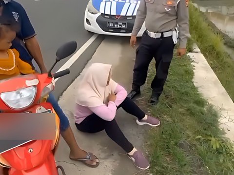 Request for Newly Purchased Motorcycle Registration Under Her Name Rejected by Husband, Mothers Get Upset and Crying on the Side of the Road