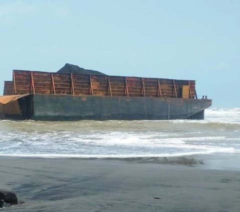 Geger 'Kapal Hantu' Tiba-tiba Hilang Lalu Muncul Lagi, Satu Negara Heboh