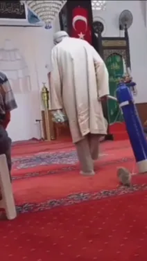 1001 Orang Seperti Kakek ini, Lagi Sakit Bawa Tabung Oksigen ke Masjid Demi Salat Berjemaah