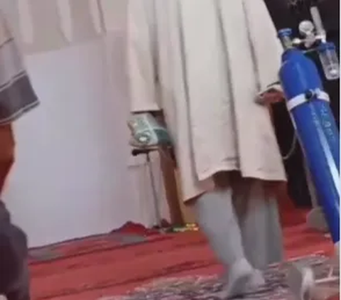 1001 Orang Seperti Kakek ini, Lagi Sakit Bawa Tabung Oksigen ke Masjid Demi Salat Berjemaah