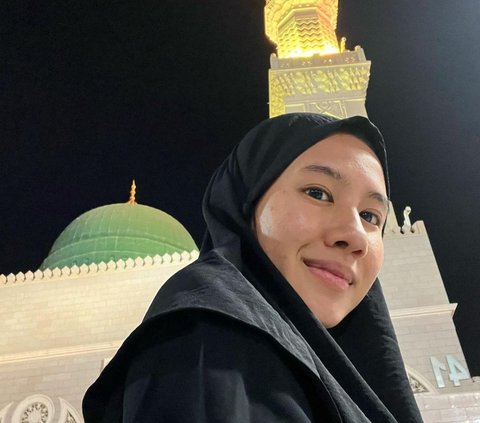 Anggun! Potret Shenina Cinnamon Wearing Hijab During Umrah Worship