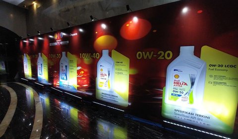 “Jaringan luas dan terpercaya membuat Shell Helix Astra berikan rasa aman dan<br>menjadi komitmen kami bagi seluruh pelanggan untuk mendapatkan produk pelumas<br>original dan berkualitas.”<br>