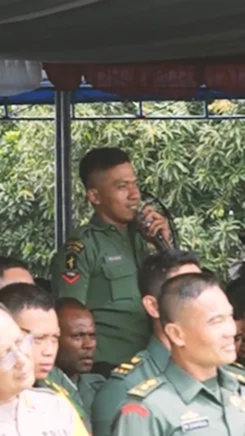 Seorang prajurit TNI AD kemudian terlihat hendak menjawab pertanyaan dari sang Panglima TNI itu. <br>