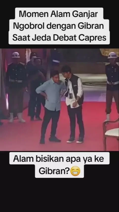 Gibran dan Alam tampak santai berbincang dan menunjukkan keakraban.