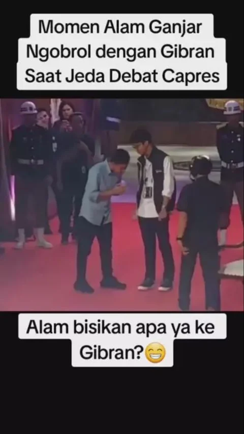 Kedua pemuda ini terlihat akrab layaknya kawan lama yang hadir di kompetisi.