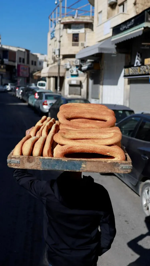 Mereka pedagang roti keliling yang masih berjualan di tengah aksi pemogokan untuk mendukung Gaza.