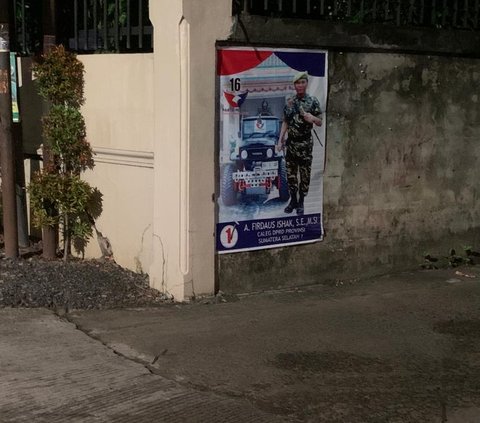 Heboh Poster Caleg Berseragam Mirip TNI di Palembang, Bergaya Bak Komandan dengan Tongkat Komando