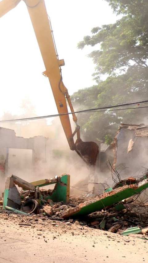 Cegah Banjir, Pemkab Bekasi Gusur Bangunan Liar di Bantaran Sungai Sukatani