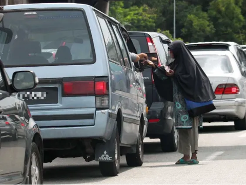 Tak Diberi Uang, Pengemis Rohingya Marah Sampai Tarik Tas Wanita Ini