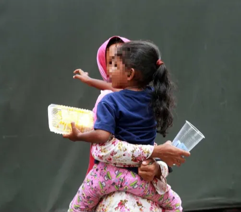 Tak Diberi Uang, Pengemis Rohingya Marah Sampai Tarik Tas Wanita Ini