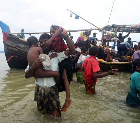 Tak Diberi Uang, Pengemis Rohingya Marah Sampai Tarik Tas Wanita Ini