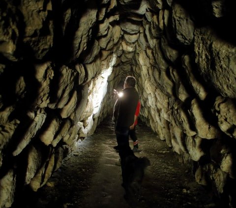 Hieroglif Misterius Ini Ungkap Ada Terowongan yang Tembus ke Gunung