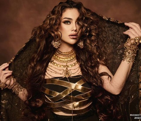 Dirias Latina Makeup, Celine Evangelista Disebut Cleopatra Versi Lokal
