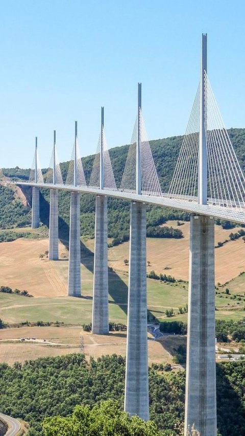 <b>14 Desember 2004: Peresmian Millau Viaduct, Jembatan Tertinggi di Dunia dari Prancis</b>