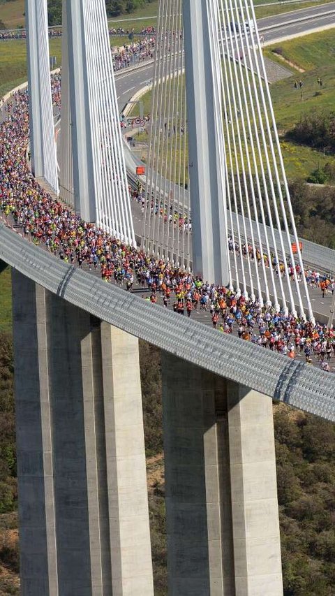 Jembatan Millau Viaduct yang terletak di Prancis selatan, merupakan bukti nyata dari inovasi manusia dan kecakapan teknik. Membentang di atas Sungai Tarn dan menghubungkan kota Millau dan Clermont-Ferrand, jembatan ikonik ini tidak hanya menjadi penghubung transportasi yang vital tetapi juga simbol keunggulan arsitektur.