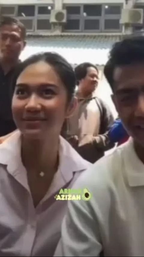 Kehadiran mereka langsung mencuri perhatian, bikin para dosen dan mahasiswa berebut foto bersama.