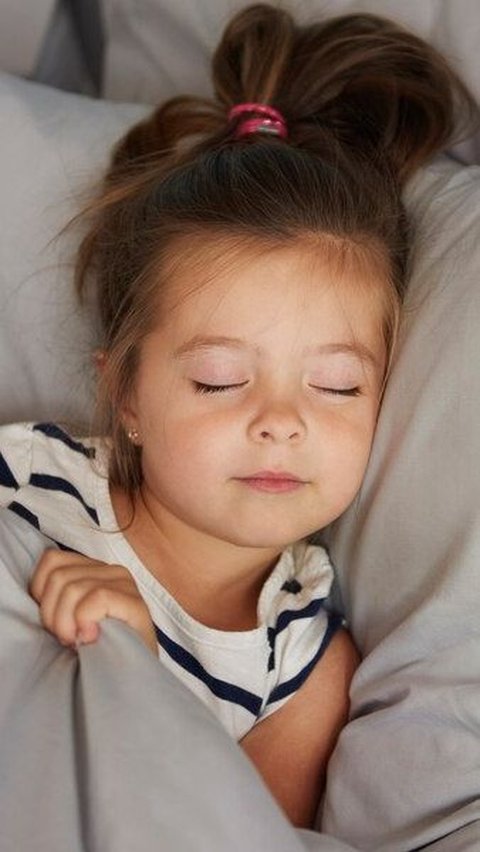 Menurut CDC, kebutuhan tidur anak berbeda pada setiap tahapan usia, dan orang tua perlu memastikan si kecil mendapatkan waktu tidur yang cukup.