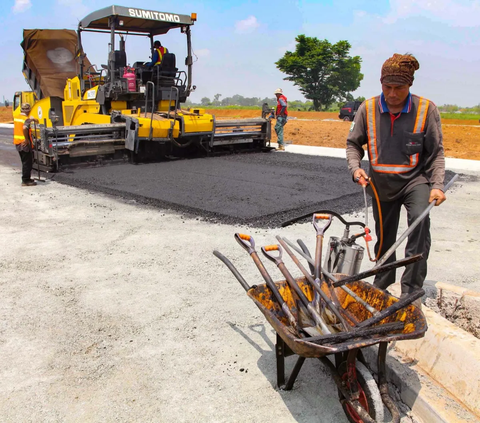 FOTO: Melihat Teknologi Pengaspalan Jalan Menggunakan 410 Ton Aspal Plastik untuk Proyek Jalan Perumahan BSD Serpong