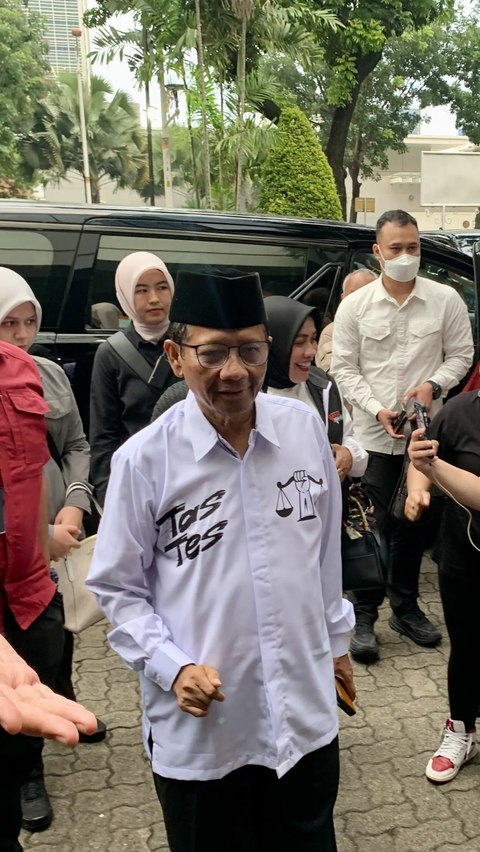 <br>Mahfud Temui Abuya Muhtadi, Terima Dukungan hingga Ziarah Makam Abuya Dimyathi