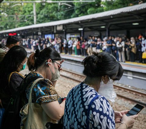 Sejumlah penumpang tampak memakai masker saat menunggu kedatangan kereta di Stasiun Sudirman, Jakarta, Rabu (13/12/2023). Kasus virus corona Covid-19 di Indonesia dilaporkan mengalami peningkatan dalam beberapa waktu belakangan.