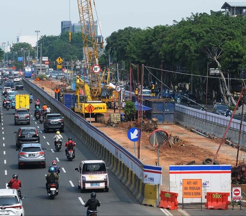 Suasana pengerjaan proyek LRT Jakarta Fase 1B Velodrome-Manggarai di Jalan Pemuda, Jakarta, Rabu (13/12/2023). Proyek LRT Fase 1B ini memasuki tahap pengeboran fondasi atau bore pile yang merupakan bagian dari pekerjaan struktur jalan layang.