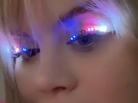 Riasan Mata Colorful dan 'Menyala' dengan Eyeliner LED