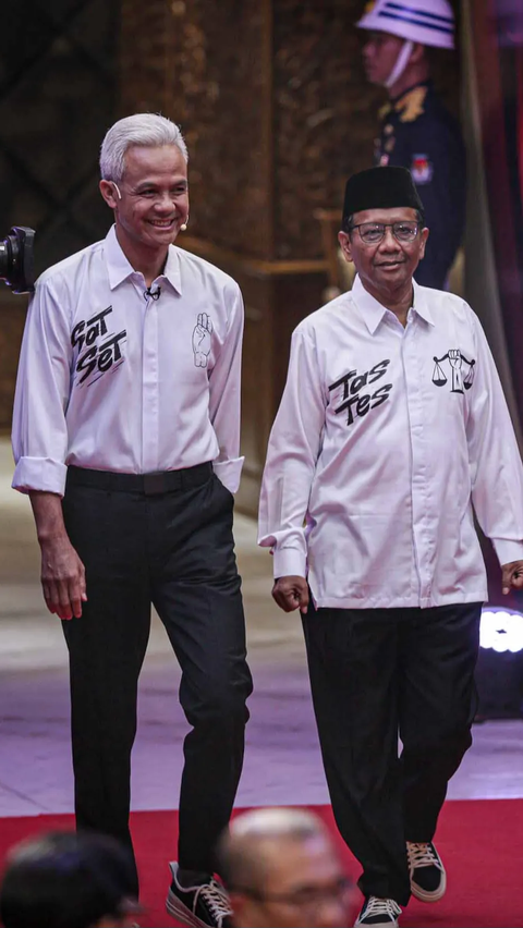 Ganjar-Mahfud Pakai Baju Putih Bertuliskan Sat-Set dan Tas-Tes Saat Debat Capres, Ini Maknanya