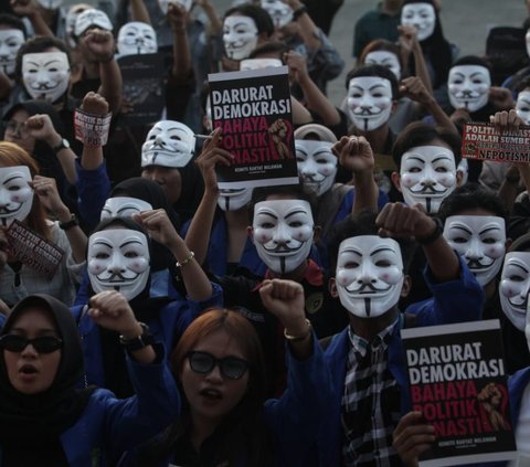 Ratusan mahasiswa yang tergabung dalam Komite Rakyat Melawan menggelar mimbar demokrasi saat diberlangsungkannya Festival HAM di halaman kampus Universitas Mulawarman, Samarinda, Kalimantan Timur, Rabu (13/12/2023). 