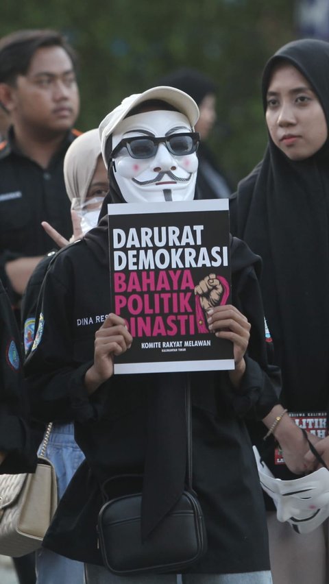 Sejumlah mahasiswa Komite Rakyat Melawan menggelar mimbar demokrasi saat diberlangsungkannya Festival HAM di halaman kampus Universitas Mulawarman, Samarinda, Kalimantan Timur, Rabu (13/12/2023).