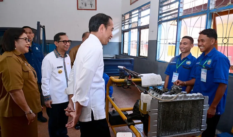 Presiden Joko Widodo dalam acara pembagian bantuan beras pemerintah di GBB itu membagikan dua sepeda.<br>