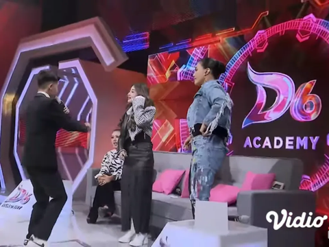 Miliki Suara Emas, Reza Hidayat Peserta Audisi D'Academy Bawakan Lagu Gadis Malaysia Ajak Dewi Perssik Bergoyang