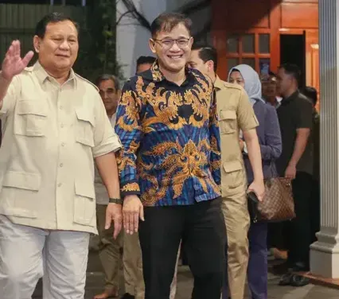 Mantan politikus PDI Perjuangan ini menyindir ada seseorang yang menjadi peniru Jokowi. Namun, orang itu bukanlah Prabowo.<br>