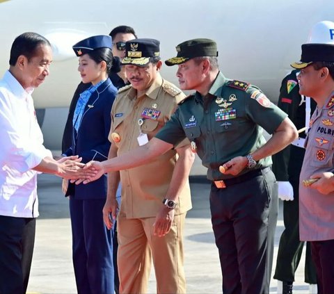 Pangdam IV/Diponegoro Mayjen TNI Widi Prasetijono pun tampak menyambut kedatangan sang Presiden RI.<br>