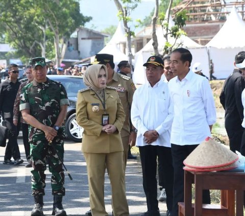 Dengan seragam lorengnya, Panglima TNI Jenderal Agus Subiyanto selalu siap berada di sisi Jokowi.