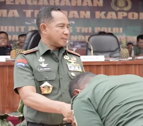 Prajurit ini Ngefans ke Kapolri Sampai Minta Foto Bareng, Panglima TNI 'Kenapa Enggak Mau sama Saya? Saya Galak'