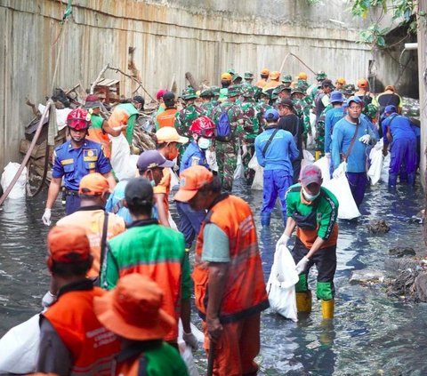 Lebih lanjut dijelaskan, semua elemen tersebut membersihkan Sungai Krukut dari sampah dan lumpur yang menyumbat aliran air. <br>