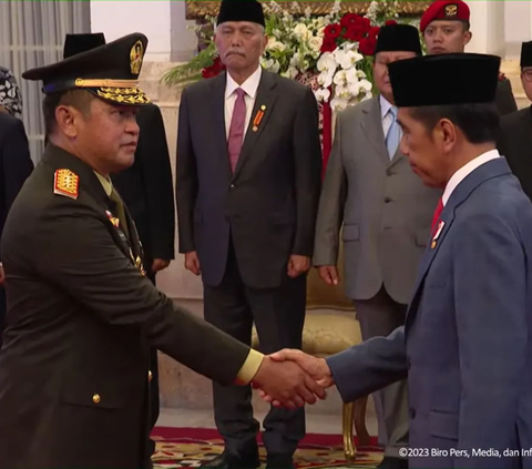 Sebelumnya, Presiden Joko Widodo (Jokowi) melantik Jenderal TNI Maruli Simanjuntak sebagai Kepala Staf Angkatan Darat (Kasad) di Istana Negara, Jakarta, Rabu (29/11).<br>