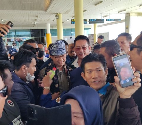 Disambut Pendukung di Jambi, Anies Dipakaikan Lacak dan Selendang