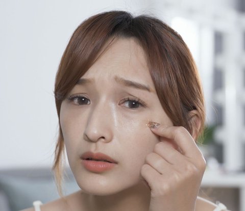 Do the Pinch Test like a Doctor, to Know the Right Solution for Panda Eyes
