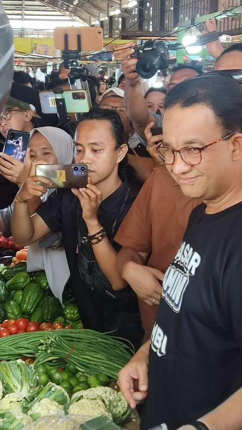 Di Jambi, Anies Borong Tahu dan Cabe Sampai Ajak Pedagang Selfie