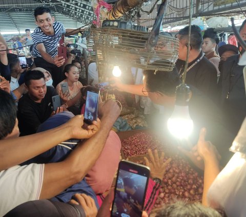 Di Jambi, Anies Borong Tahu dan Cabe Sampai Ajak Pedagang Selfie