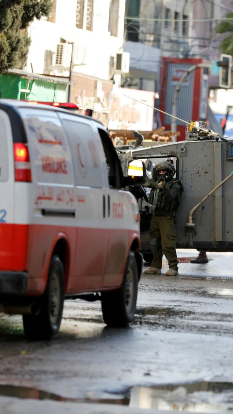 FOTO: Lancarkan Agresi ke Tepi Barat, Pasukan Israel Cegat Ambulan Palestina yang Sedang Darurat Membawa Pasien di Jenin