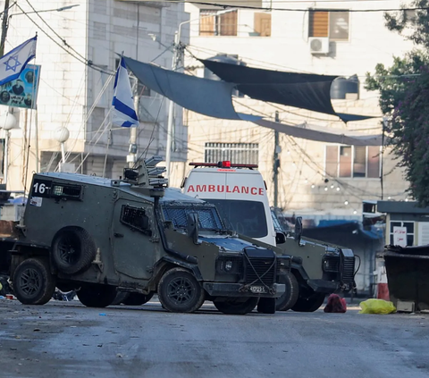 Agresi militer zionis Israel ke wilayah Jenin, Tepi Barat semakin gencar.<br><br>Mereka melakukan penyerbuan ke kamp pengungsian hingga memblokade jalan di wilayah Jenin.<br>