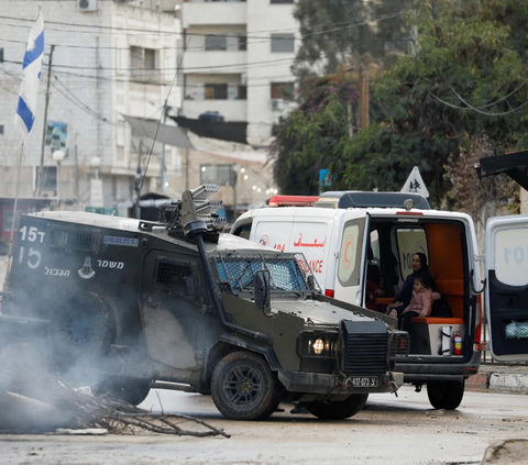 FOTO: Lancarkan Agresi ke Tepi Barat, Pasukan Israel Cegat Ambulan Palestina yang Sedang Darurat Membawa Pasien di Jenin