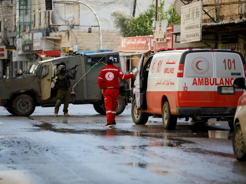 FOTO: Lancarkan Agresi ke Tepi Barat, Pasukan Israel Cegat Ambulan Palestina yang Sedang Darurat Membawa Pasien di Jenin