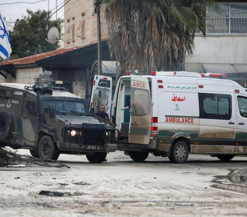 FOTO: Lancarkan Agresi ke Tepi Barat, Pasukan Israel Cegat Ambulan Palestina yang Sedang Darurat Membawa Pasien di Jenin