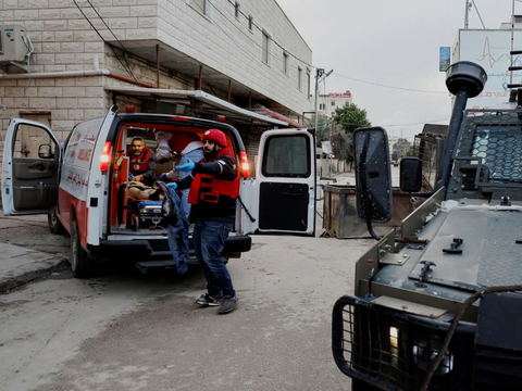 FOTO: Lancarkan Agresi ke Tepi Barat, Pasukan Israel Cegat Ambulan Palestina yang Sedang Darurat Membawa Pasien di Jenin
